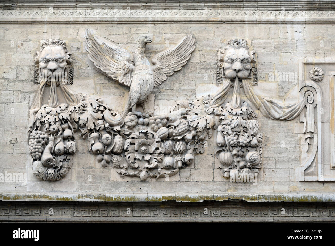 Eagle, Garland e Lion sculture in pietra scultura barocca e la facciata dell'Hôtel des Monnaies (1619) Town House o Mansion Avignon Provence Francia Foto Stock