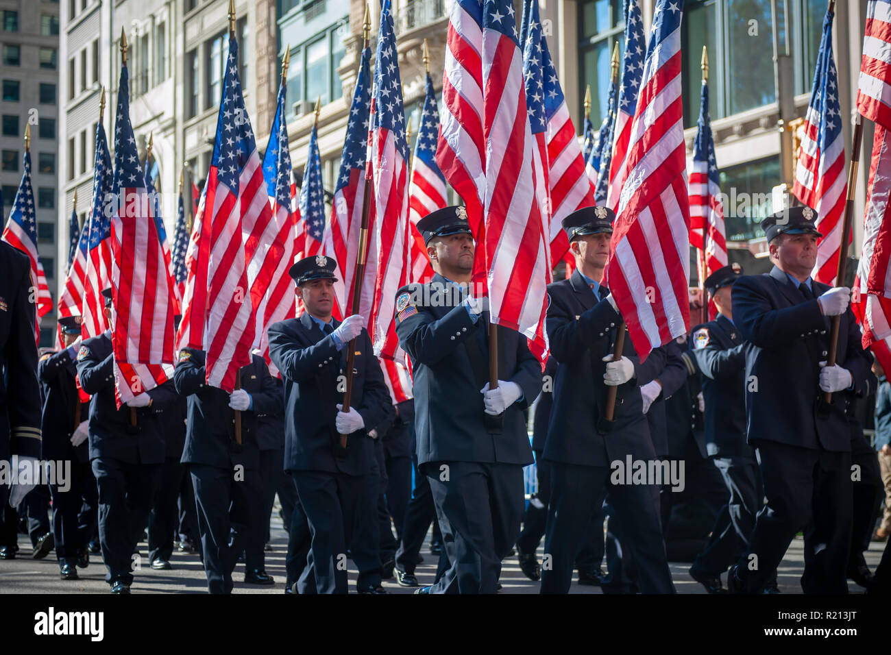 Membri del FDNY carry flag americana sulla Fifth Avenue a New York durante i veterani parata del giorno di Domenica, 11 novembre 2018. Originariamente sa come il giorno dell'Armistizio, quest'anno la vacanza commemora il centesimo anniversario della fine della Seconda guerra mondiale I. sull'undicesima ora dell'undicesimo giorno dell'undicesimo mese le armi hanno taciuto nel 1918 segna la fine della Prima Guerra Mondiale. La vacanza è stata ampliata per includere tutti i soldati americani di tutte le guerre. (Â© Richard B. Levine) Foto Stock