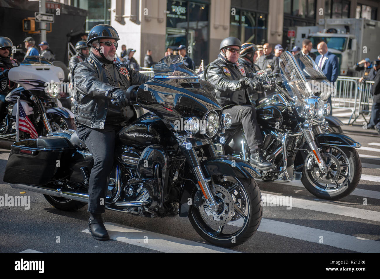 I partecipanti di Harley-Davidson motocycles sulla Fifth Avenue a New York per i veterani parata del giorno di Domenica, 11 novembre 2018. Originariamente sa come il giorno dell'Armistizio, quest'anno la vacanza commemora il centesimo anniversario della fine della Seconda guerra mondiale I. sull'undicesima ora dell'undicesimo giorno dell'undicesimo mese le armi hanno taciuto nel 1918 segna la fine della Prima Guerra Mondiale. La vacanza è stata ampliata per includere tutti i soldati americani di tutte le guerre. (Â© Richard B. Levine) Foto Stock