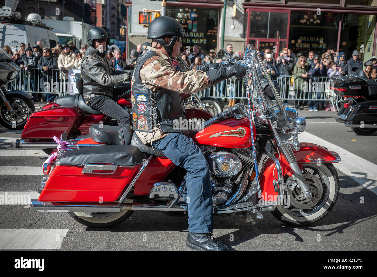 I partecipanti di Harley-Davidson motocycles sulla Fifth Avenue a New York per i veterani parata del giorno di Domenica, 11 novembre 2018. Originariamente sa come il giorno dell'Armistizio, quest'anno la vacanza commemora il centesimo anniversario della fine della Seconda guerra mondiale I. sull'undicesima ora dell'undicesimo giorno dell'undicesimo mese le armi hanno taciuto nel 1918 segna la fine della Prima Guerra Mondiale. La vacanza è stata ampliata per includere tutti i soldati americani di tutte le guerre. (© Richard B. Levine) Foto Stock