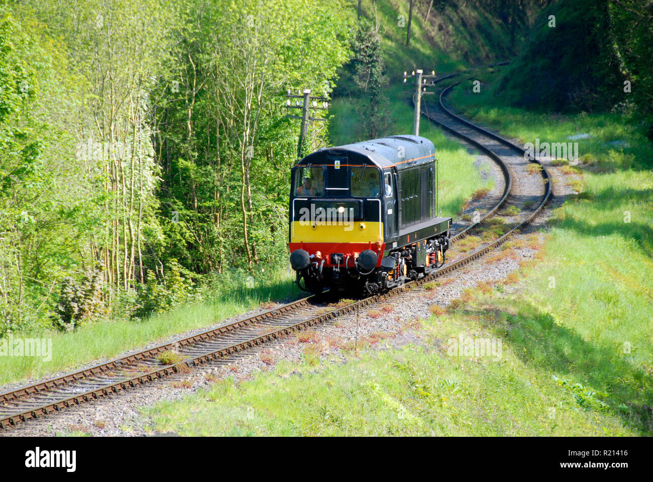 Locomotiva Diesel sul tratto di single-via linea ferroviaria, Inghilterra Foto Stock