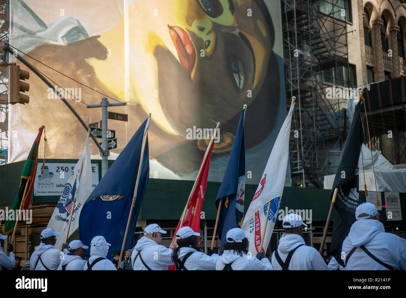 Dimostranti sulla Fifth Avenue a New York per i veterani parata del giorno di Domenica, 11 novembre 2018. Originariamente sa come il giorno dell'Armistizio, quest'anno la vacanza commemora il centesimo anniversario della fine della Seconda guerra mondiale I. sull'undicesima ora dell'undicesimo giorno dell'undicesimo mese le armi hanno taciuto nel 1918 segna la fine della Prima Guerra Mondiale. La vacanza è stata ampliata per includere tutti i soldati americani di tutte le guerre. (Â© Richard B. Levine) Foto Stock
