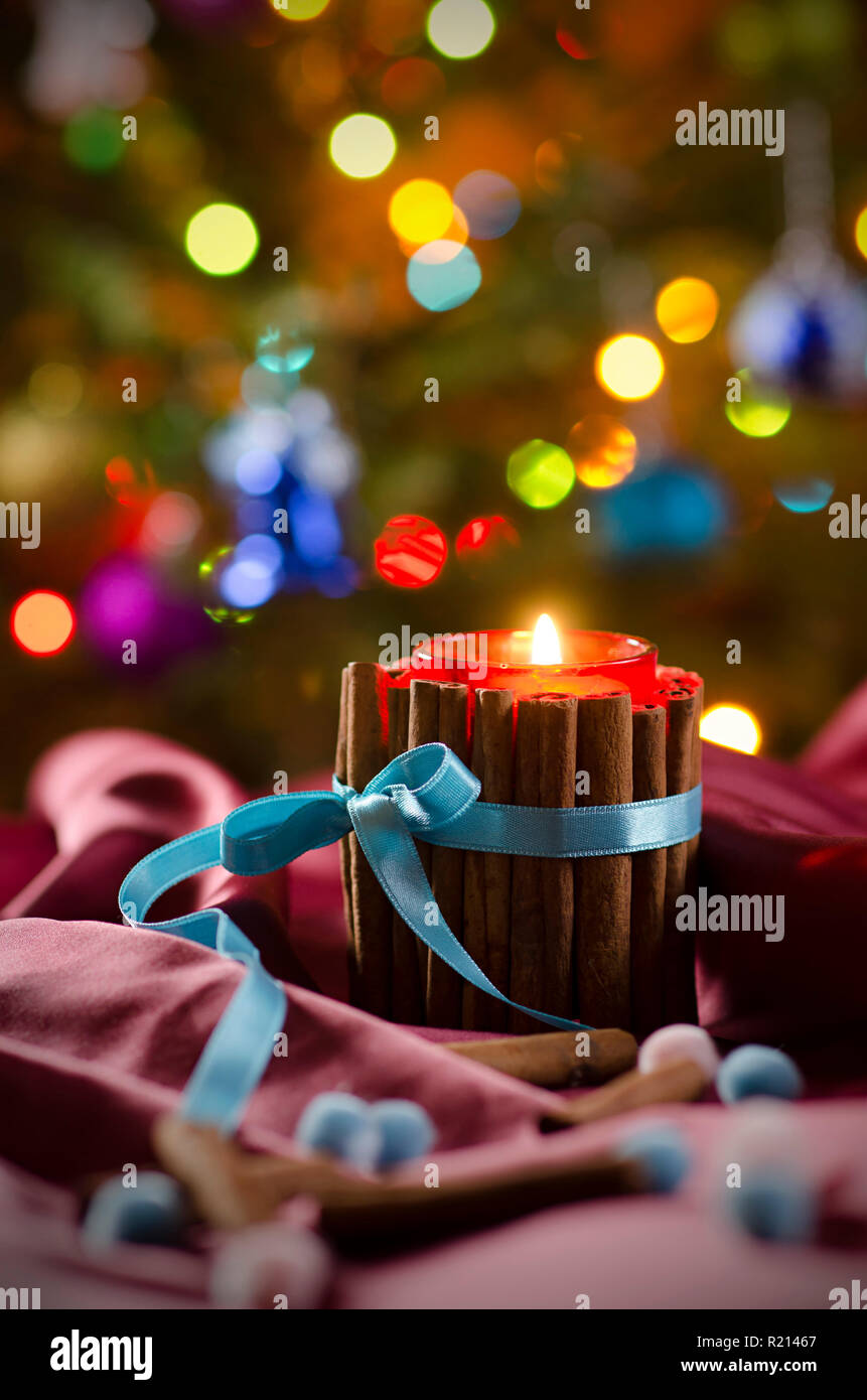 Sfondi Natalizi Luminosi.Christmas Candle Sullo Sfondo Di Rami Di Albero Di Natale E Ghirlande Luminose Candela Che Brucia Nella Parte Anteriore Dell Albero Di Natale Foto Stock Alamy
