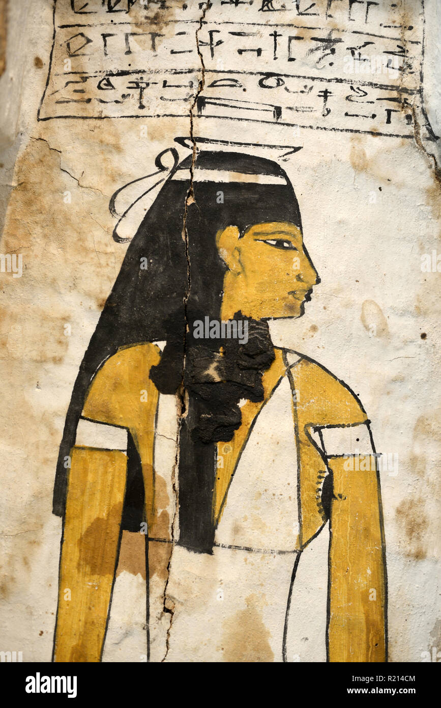 Sarcofago egiziano con dipinto ritratto di donna egiziana o Principessa di Djed-Mout-Ioues-Ankh XXI dinastia di Antico Egitto Foto Stock