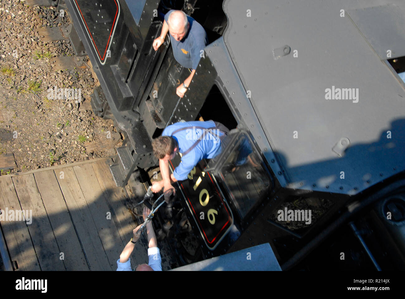 Driver del treno lo scambio di gettoni prima di entrare nella sezione di single-via linea ferroviaria, Highley, Shropshire, Inghilterra Foto Stock
