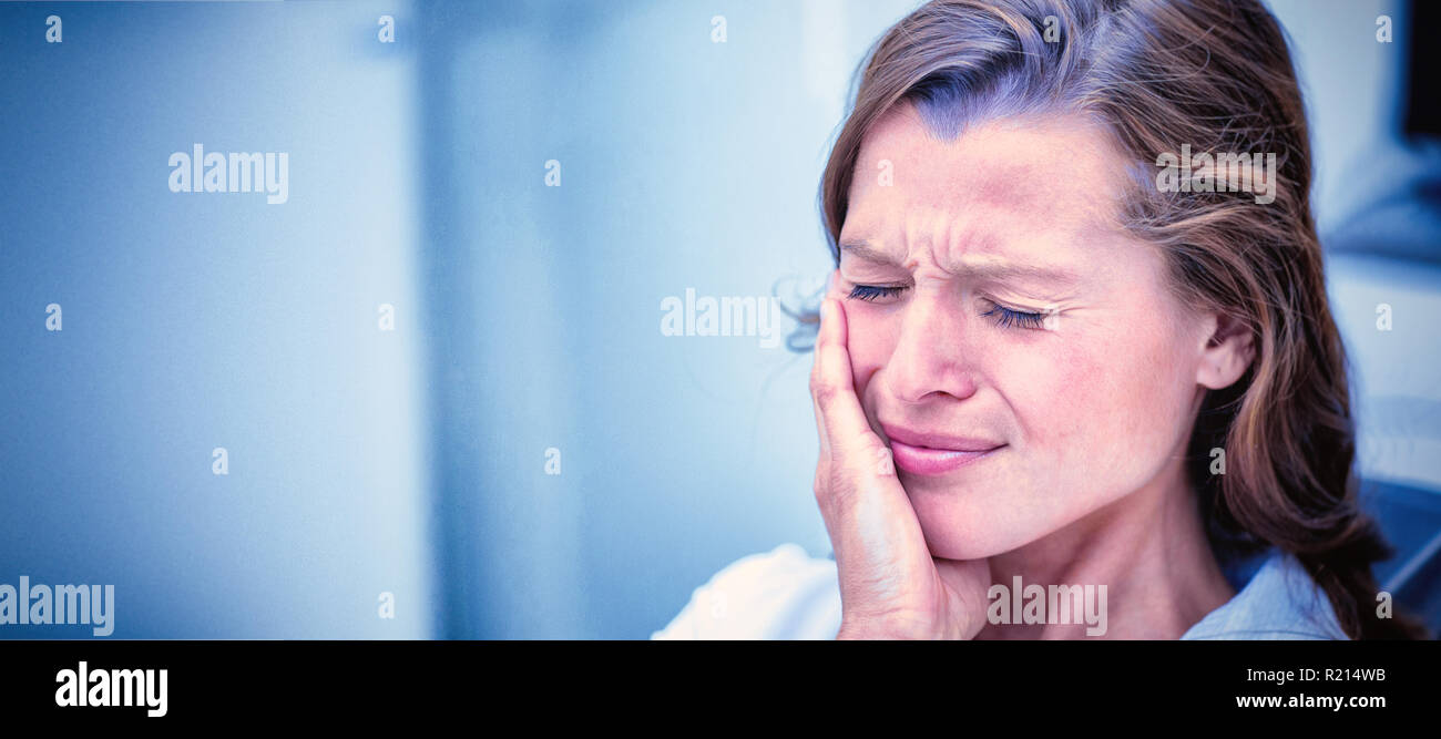 Donna infelice avente un mal di denti Foto Stock
