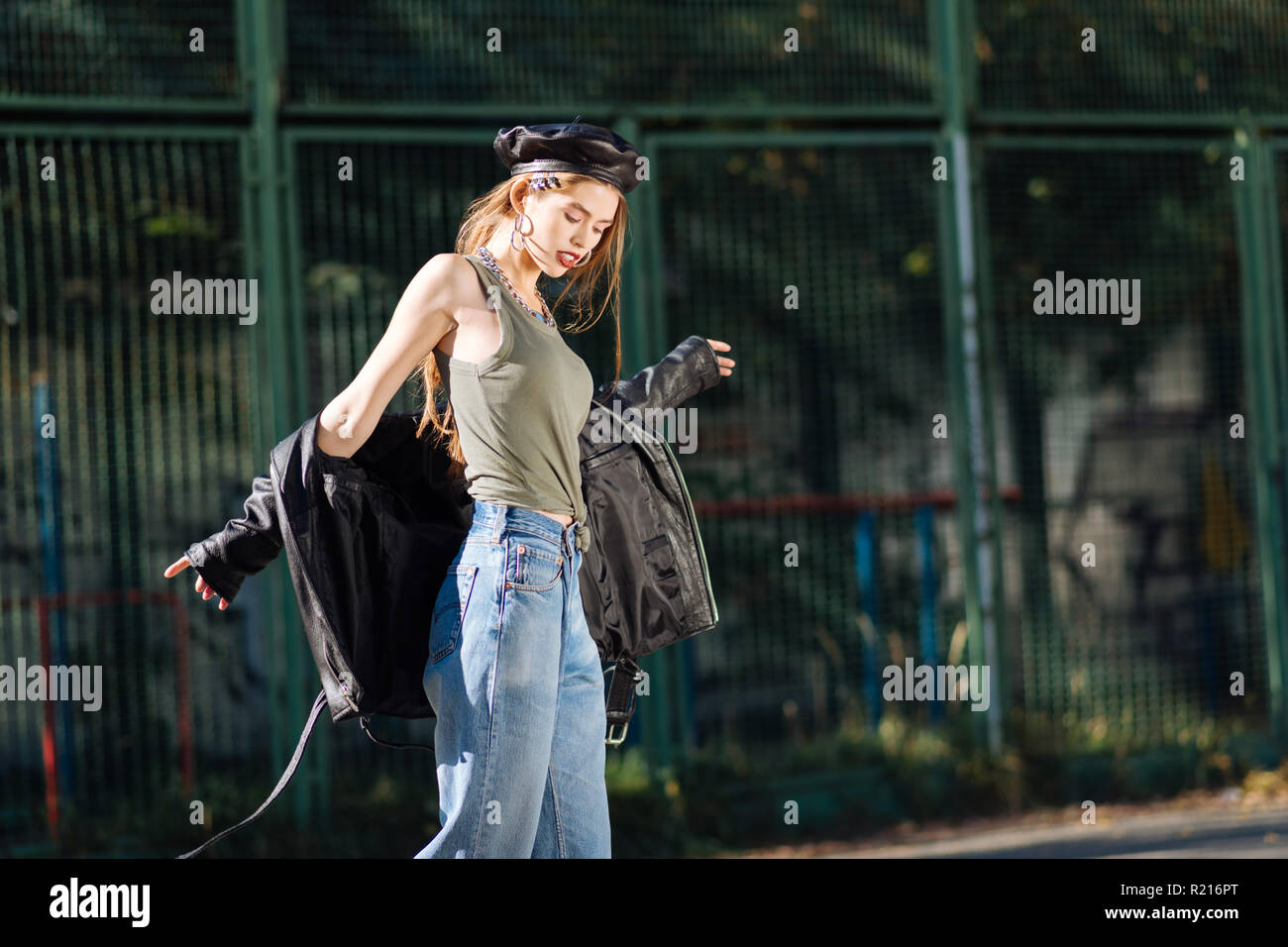 Bellissimo modello chiudendo gli occhi mentre godendo processo di ripresa Foto Stock