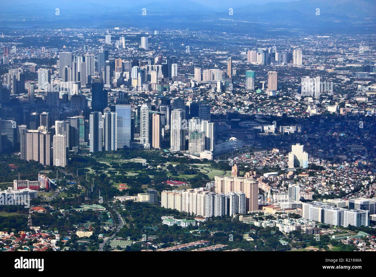 La città di Manila vista aerea con i distretti di Taguig, Bonifacio città globale e Ortigas Center. Foto Stock