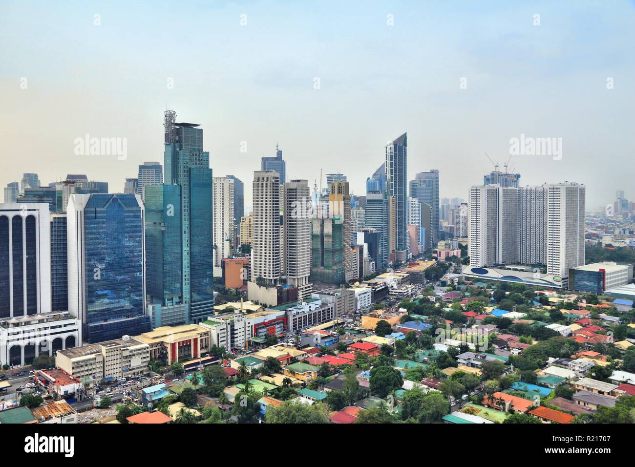 Makati City skyline a Manila nelle Filippine. Edifici per uffici. Foto Stock