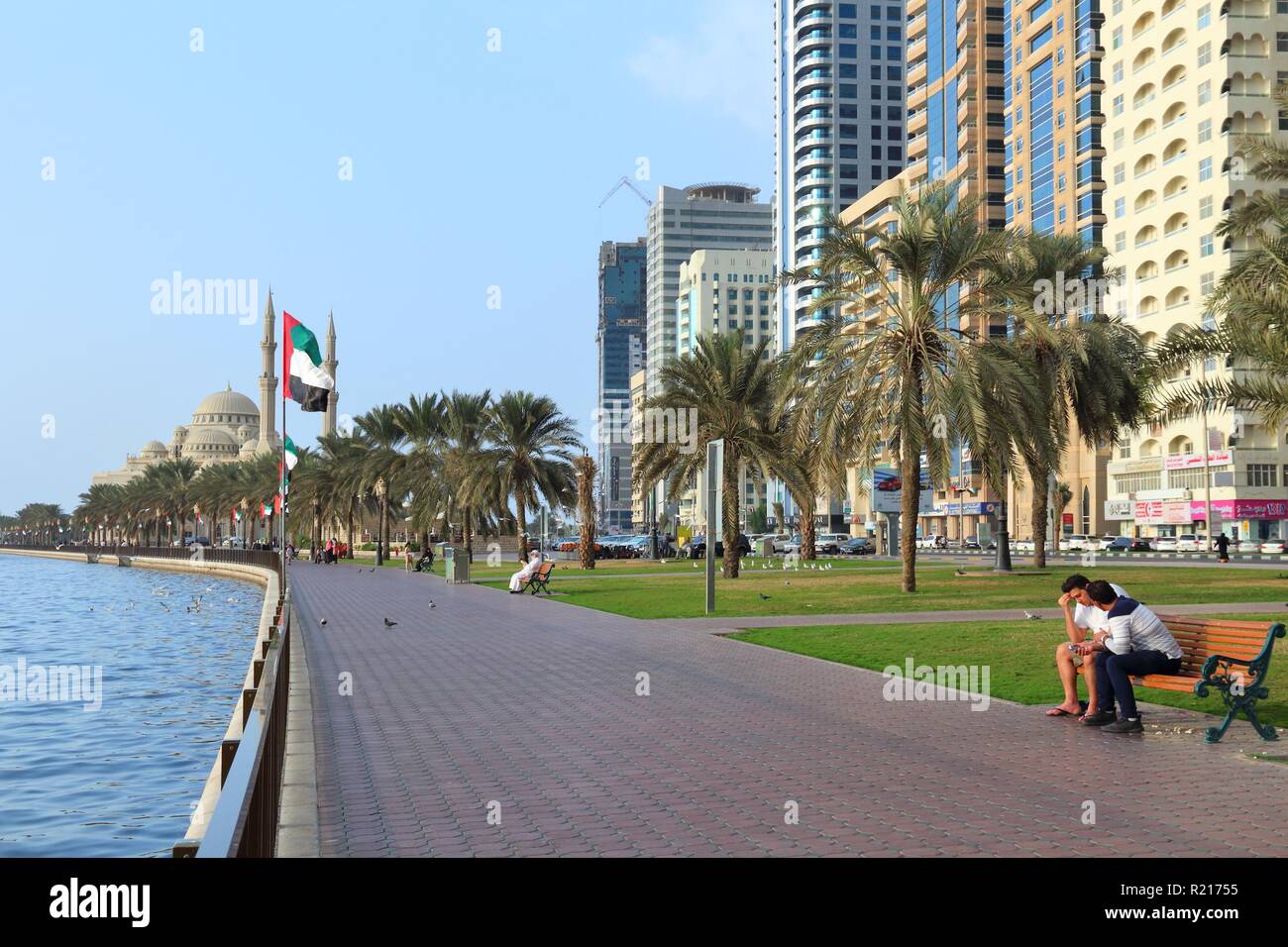 SHARJAH EMIRATI ARABI UNITI - 10 dicembre 2017: la gente visita il lungomare in Sharjah Emirati arabi uniti. Questo terzo popolosa città degli EMIRATI ARABI UNITI è la capitale di Emirato di Sharjah. Foto Stock