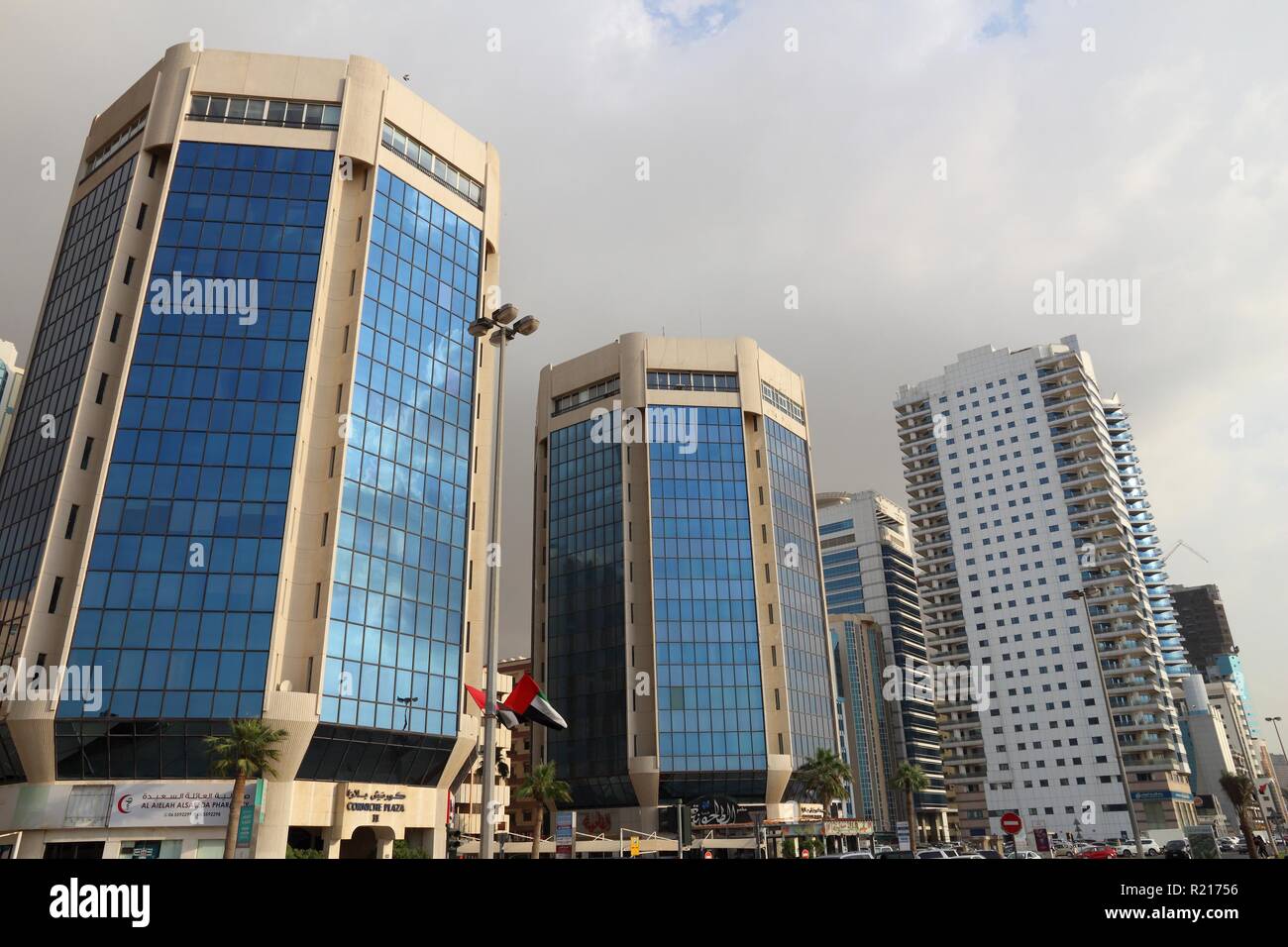 SHARJAH EMIRATI ARABI UNITI - 10 dicembre 2017: Corniche Plaza skyline della città in Sharjah Emirati arabi uniti. Questo terzo popolosa città degli EMIRATI ARABI UNITI è la capitale di Emirato di Sharjah. Foto Stock
