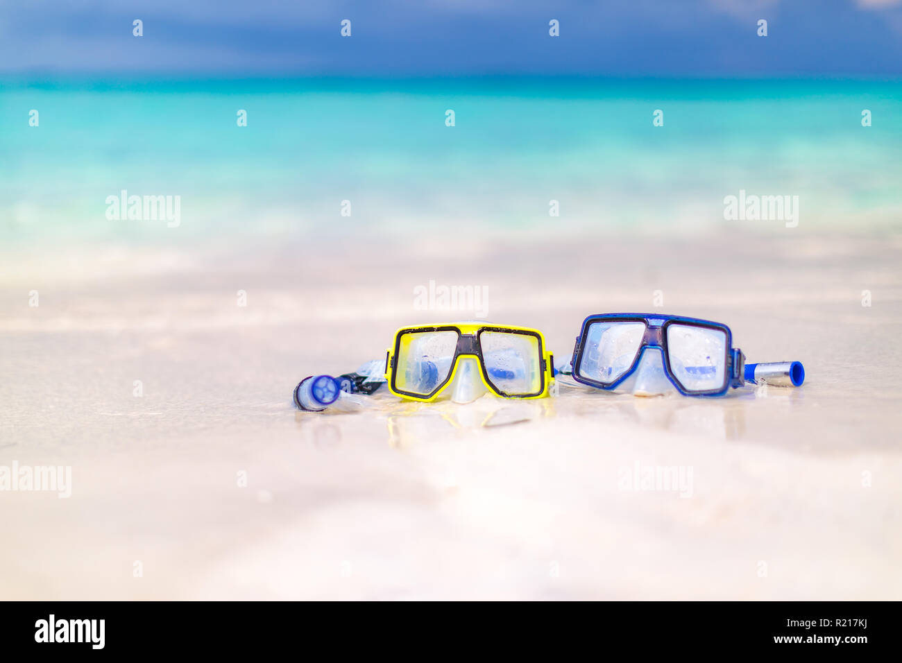 Attrezzatura snorkeling maschera e snorkel tropicale sulla spiaggia di sabbia bianca Foto Stock