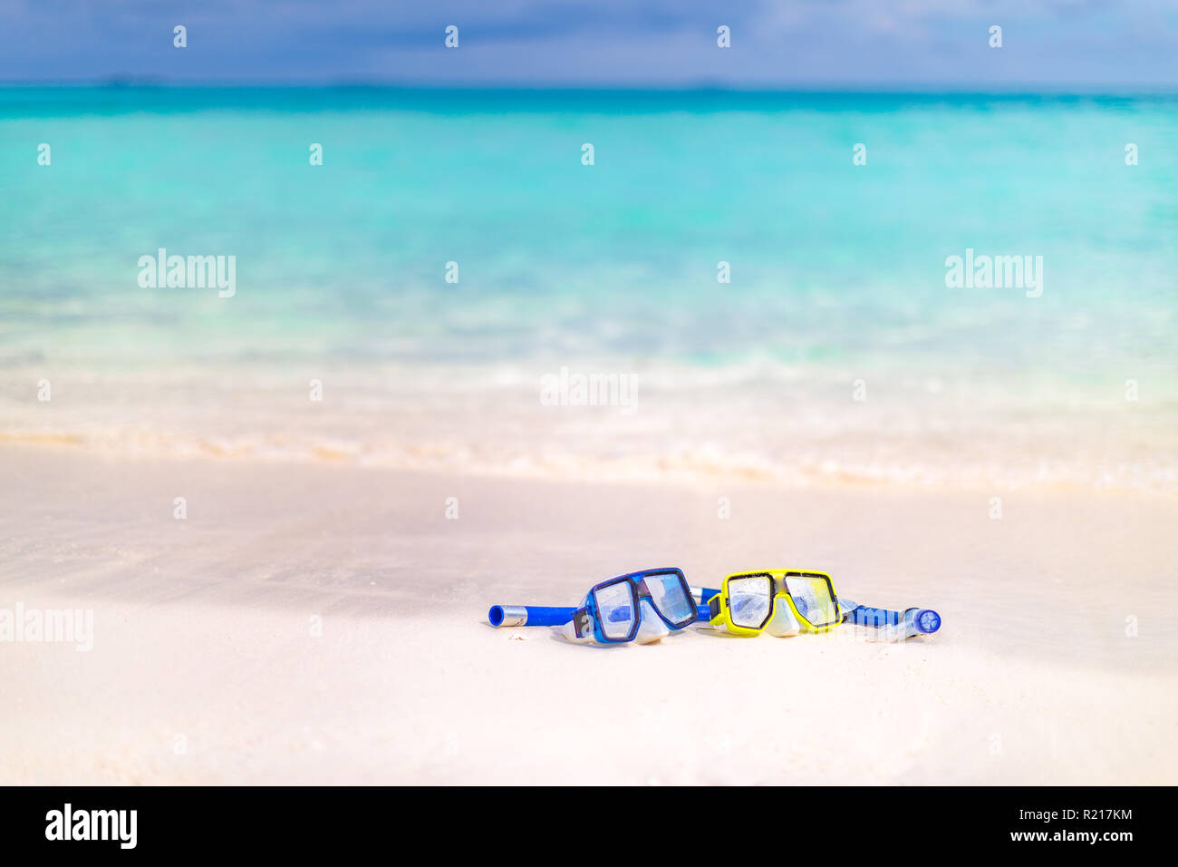 Attrezzatura snorkeling maschera e snorkel tropicale sulla spiaggia di sabbia bianca Foto Stock