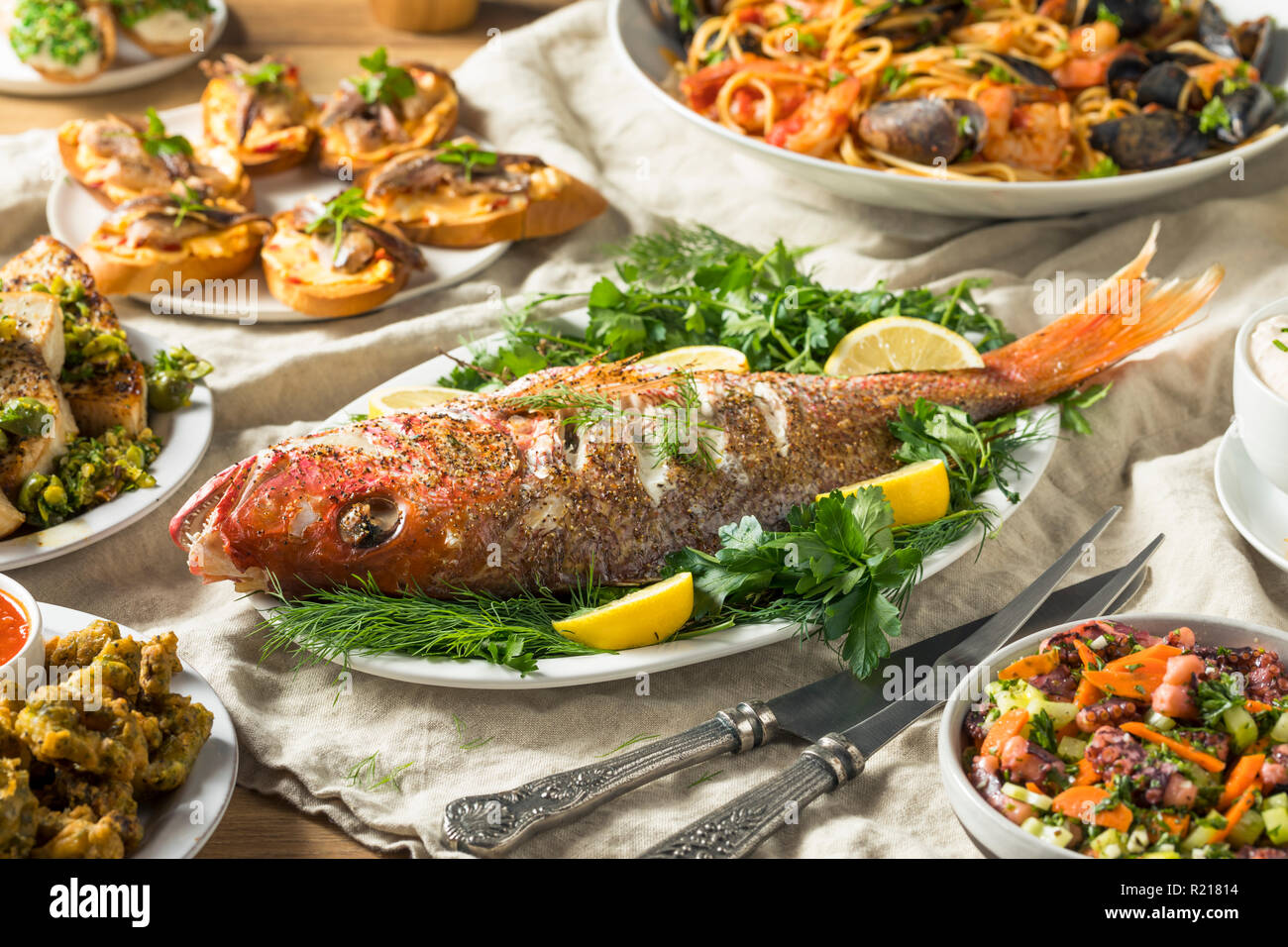 Vacanze Festa italiana di 7 pesci con Snapper Octopus e Pasta Foto Stock