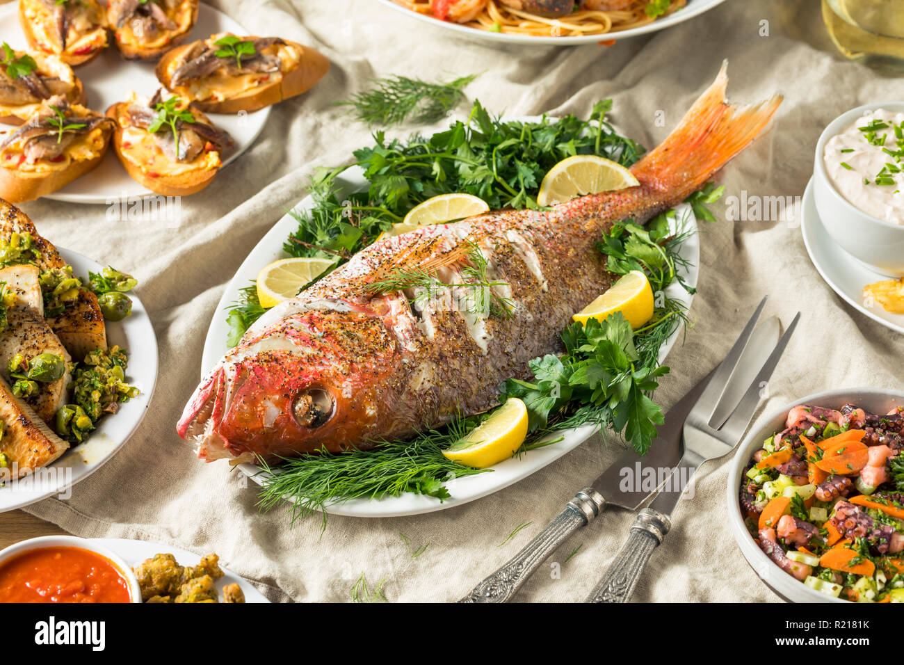 Vacanze Festa italiana di 7 pesci con Snapper Octopus e Pasta Foto Stock