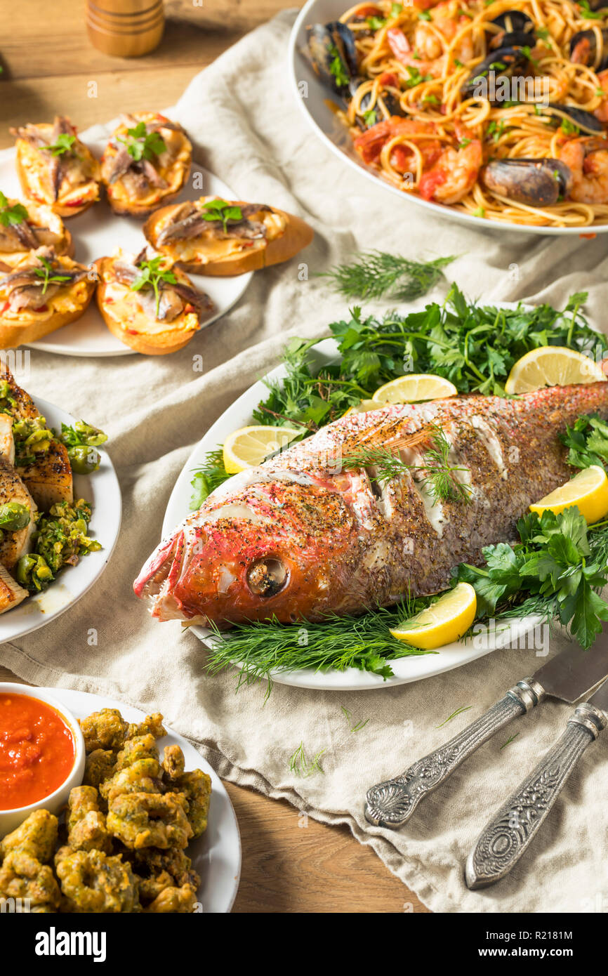 Vacanze Festa italiana di 7 pesci con Snapper Octopus e Pasta Foto Stock