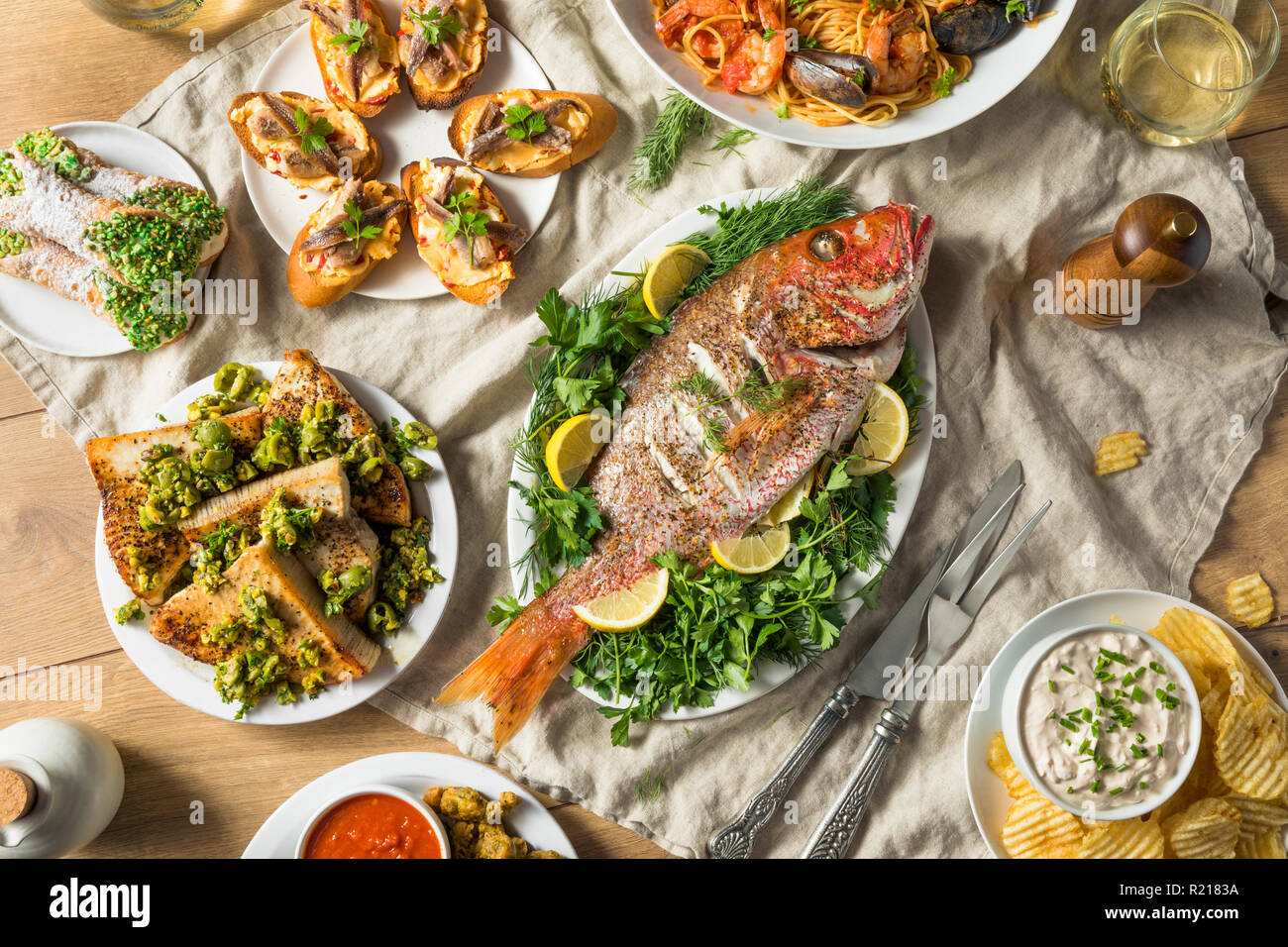 Vacanze Festa italiana di 7 pesci con Snapper Octopus e Pasta Foto Stock