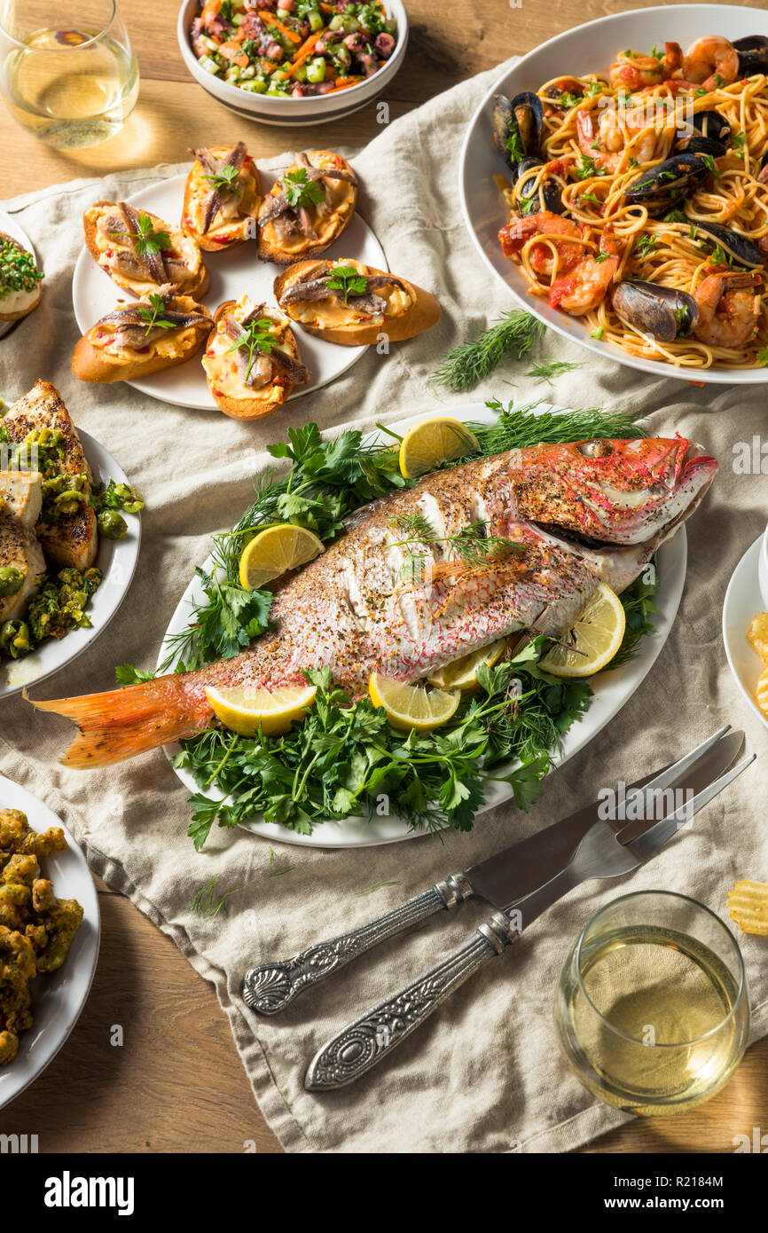 Vacanze Festa italiana di 7 pesci con Snapper Octopus e Pasta Foto Stock