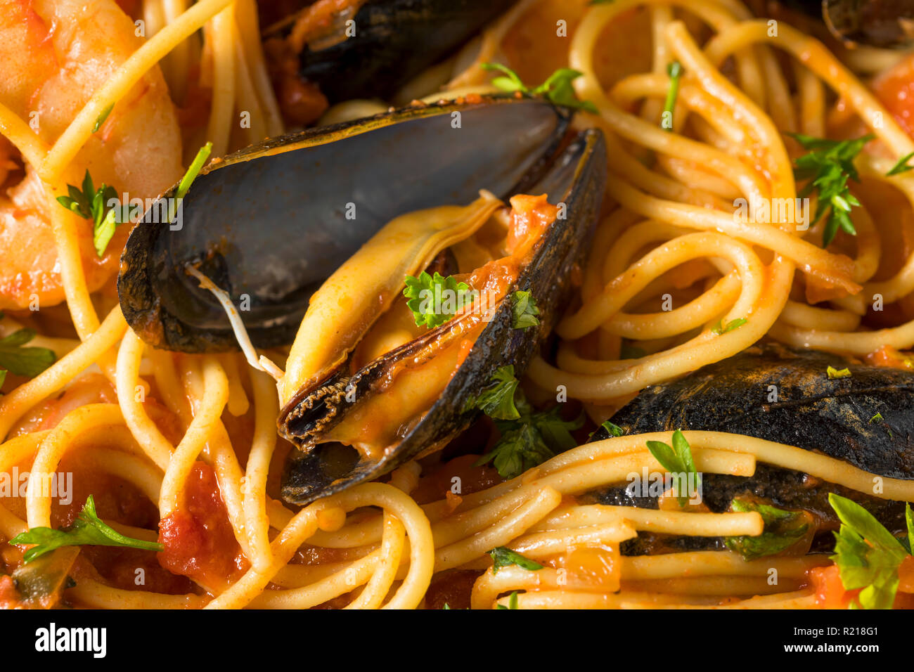 In casa italiana di pasta di pesce con cozze e gamberi Foto Stock