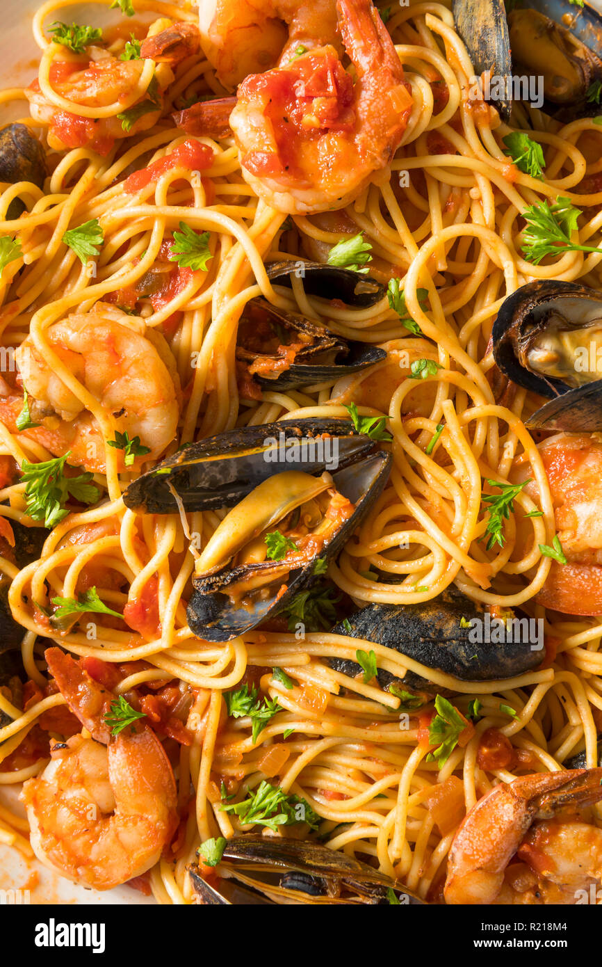 In casa italiana di pasta di pesce con cozze e gamberi Foto Stock