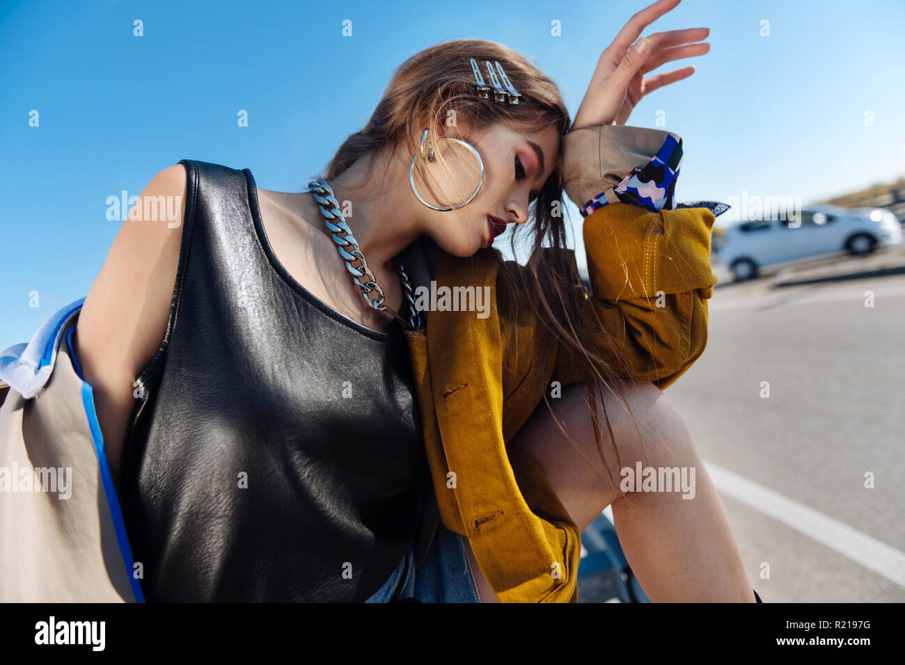 Dai capelli scuri che indossa il modello orecchini in argento e nero maglietta in pelle Foto Stock