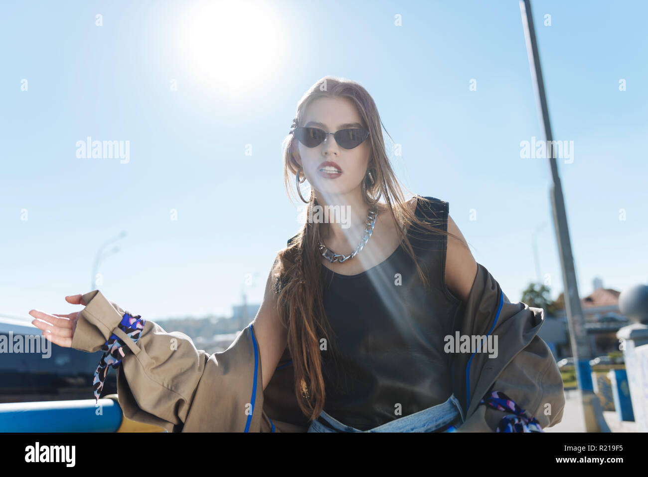 Elegante donna che indossa occhiali neri e collana in argento Foto Stock