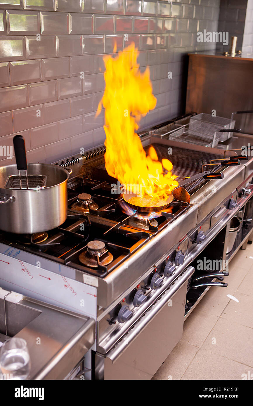 Lo Chef rendendo flambe fois gras in ristorante cucina Foto Stock