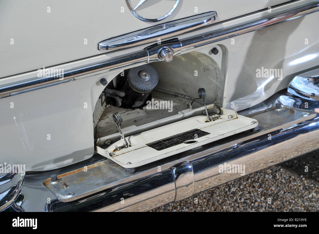Tappo del bocchettone di rifornimento carburante dietro la targa di un 1964 Mercedes Benz 220 SE convertible classico tedesco auto di lusso Foto Stock