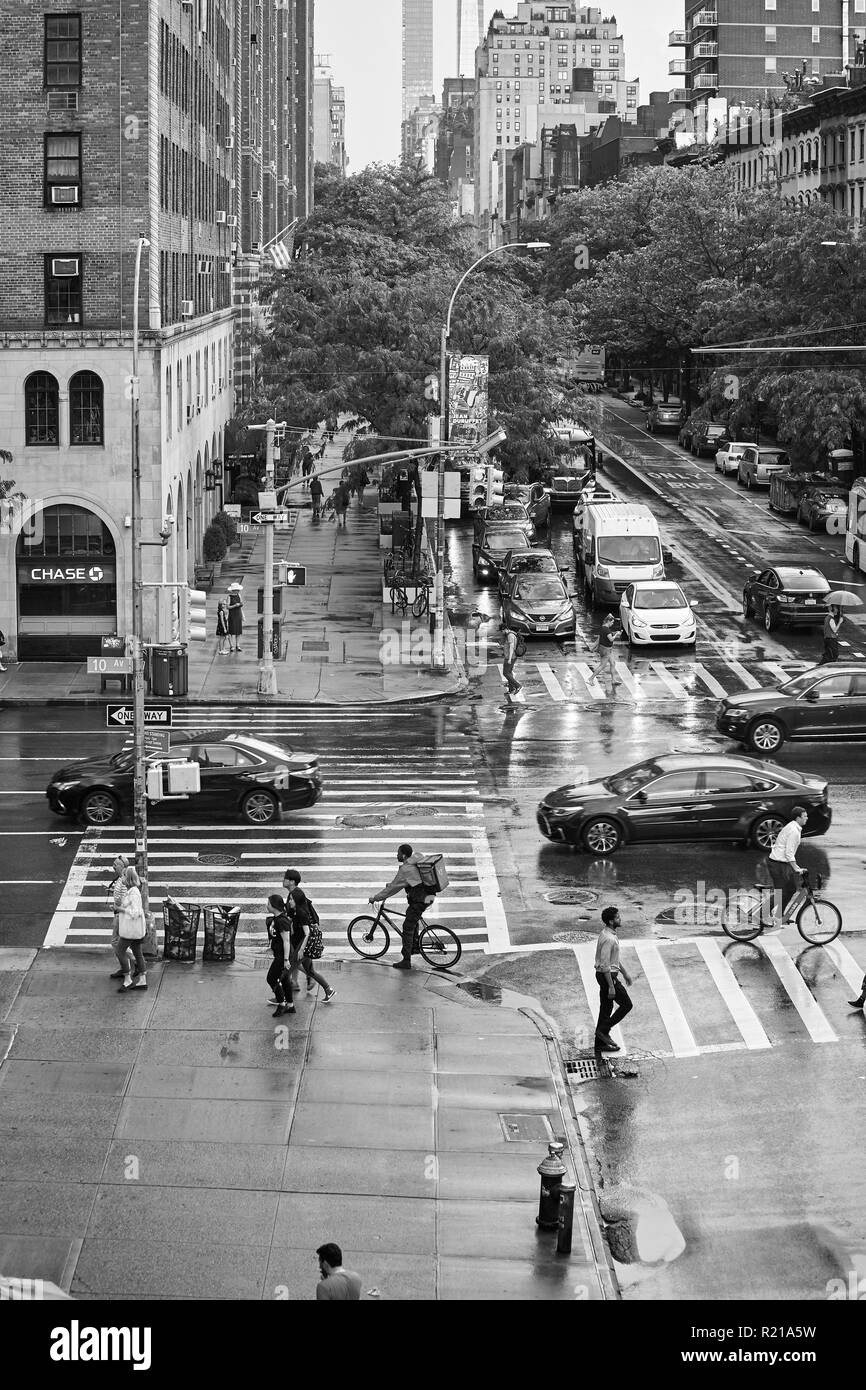 New York, Stati Uniti d'America - 28 Giugno 2018: incrocio occupato nel centro cittadino di Manhattan in un giorno di pioggia. Foto Stock