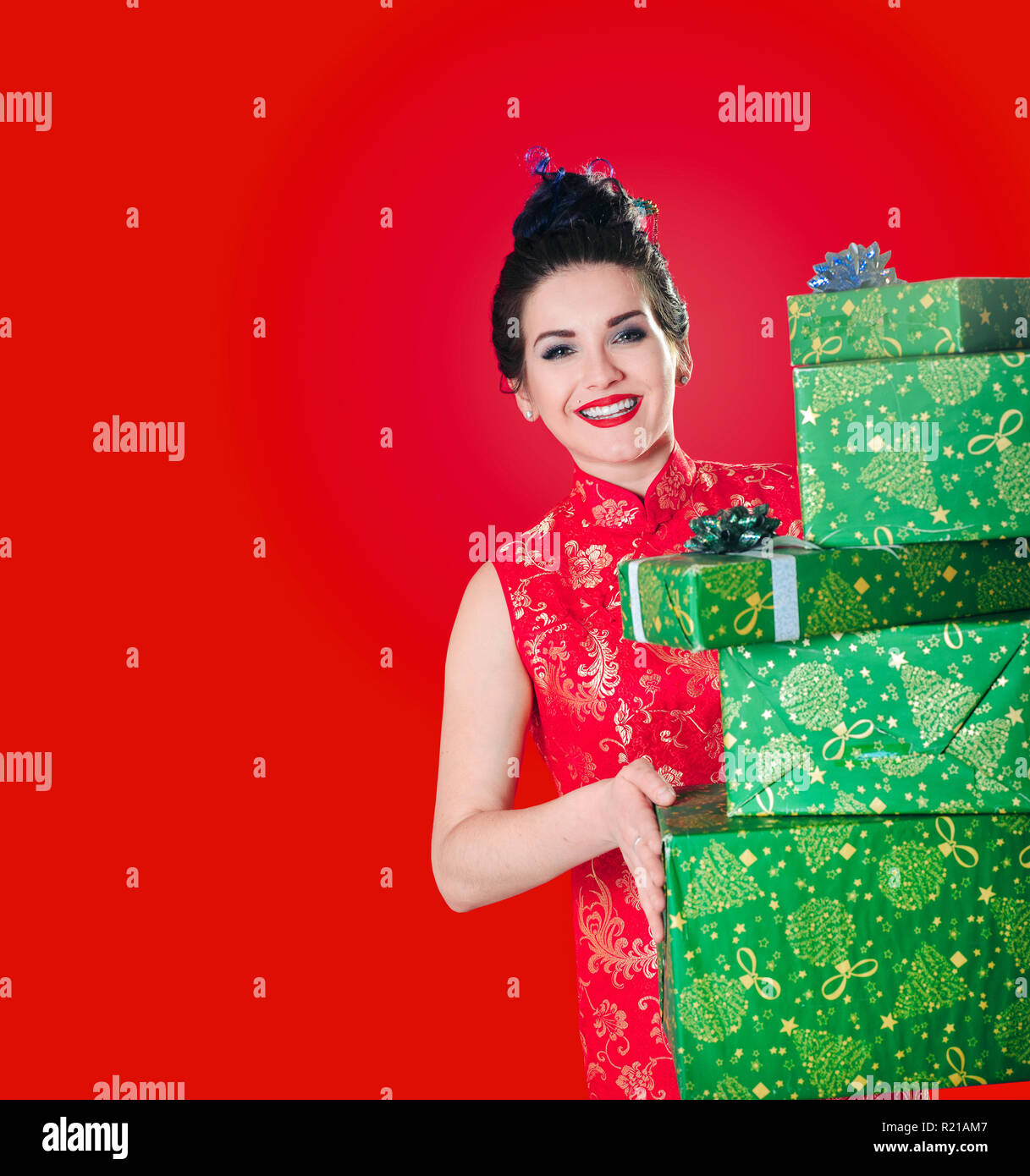 La bellezza della donna sorride con molti doni rappresenta il Capodanno cinese 2018 Foto Stock