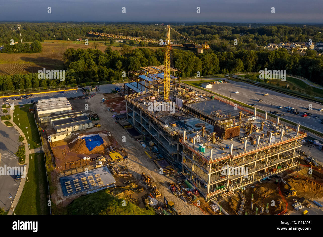 Vista aerea americana del sito di costruzione di un edificio per uffici con gru giallo Foto Stock