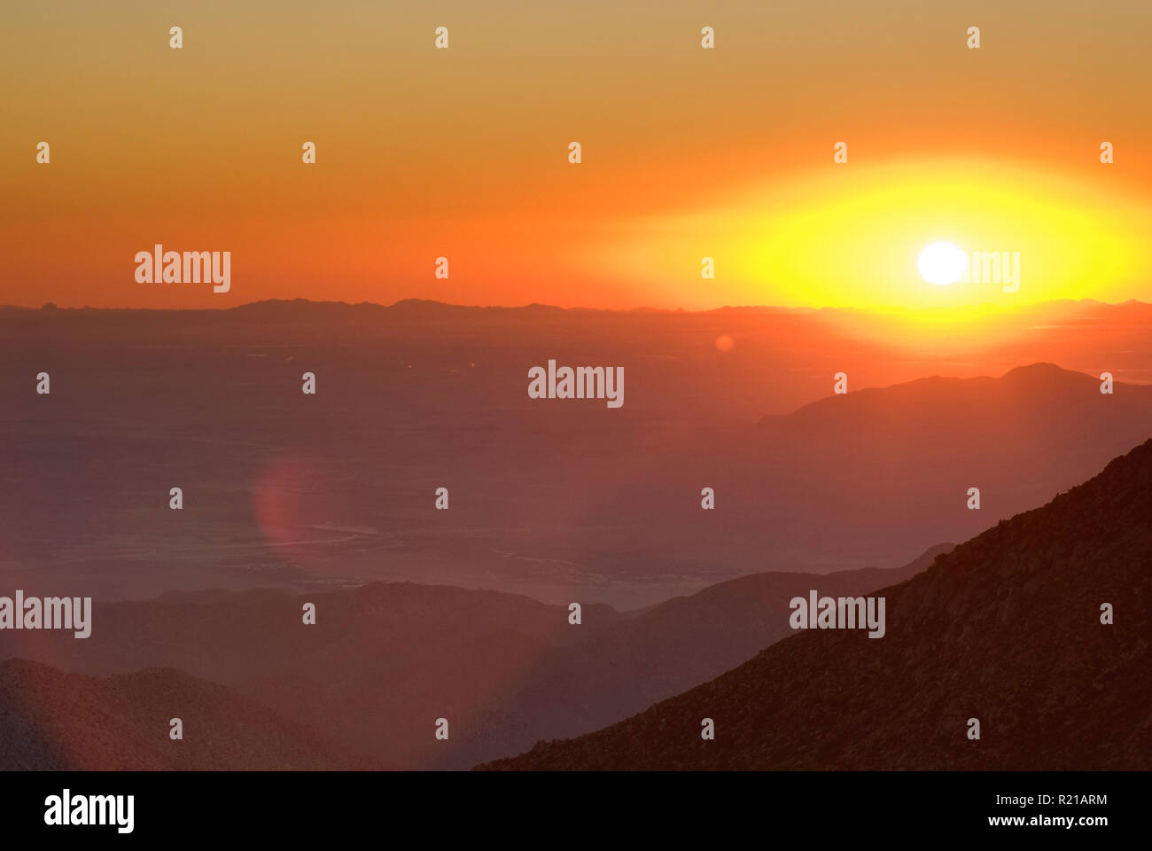 Il sorgere del sole su Anza Borrego Desert State Park visto da Stephenson picco sul Sunrise Hwy nella Laguna Mts CALIFORNIA, STATI UNITI D'AMERICA Foto Stock