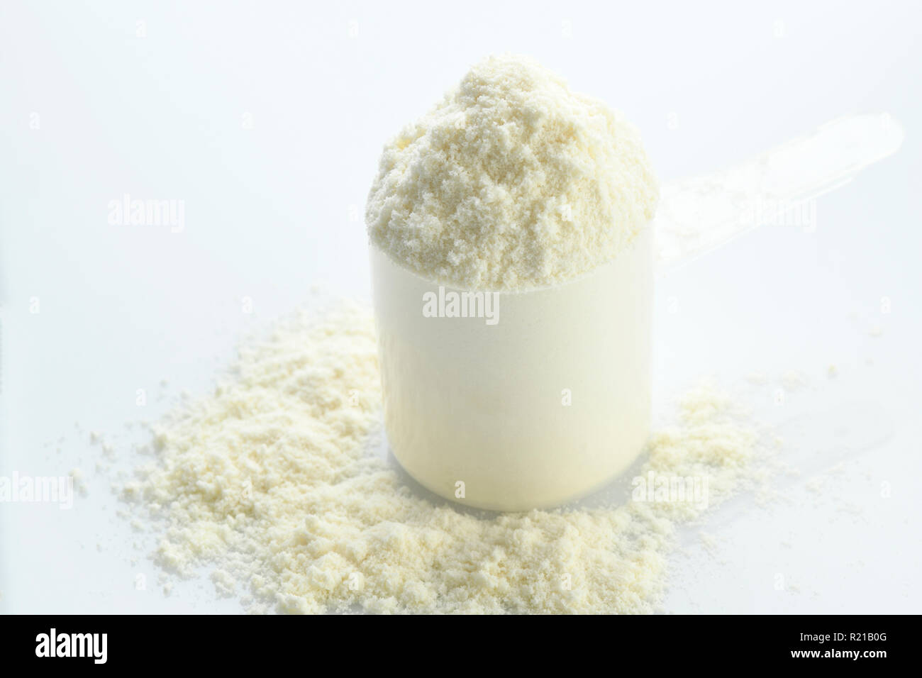 Salute: Scoop di proteina di siero di latte su sfondo bianco Shot in Studio Foto Stock