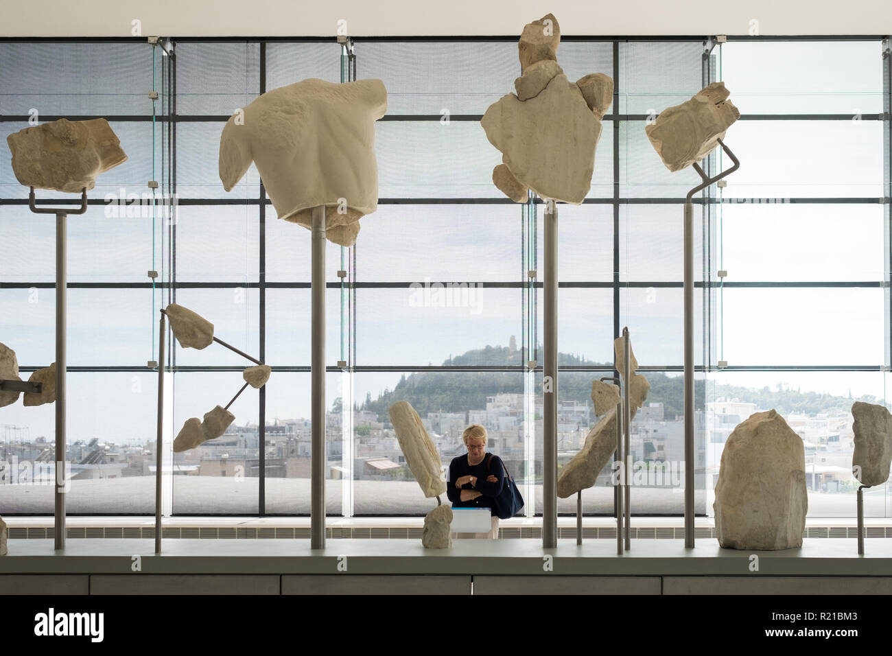 Una viste turistiche il frontone ovest del Partenone nel Museo dell'Acropoli di Atene, Grecia Foto Stock