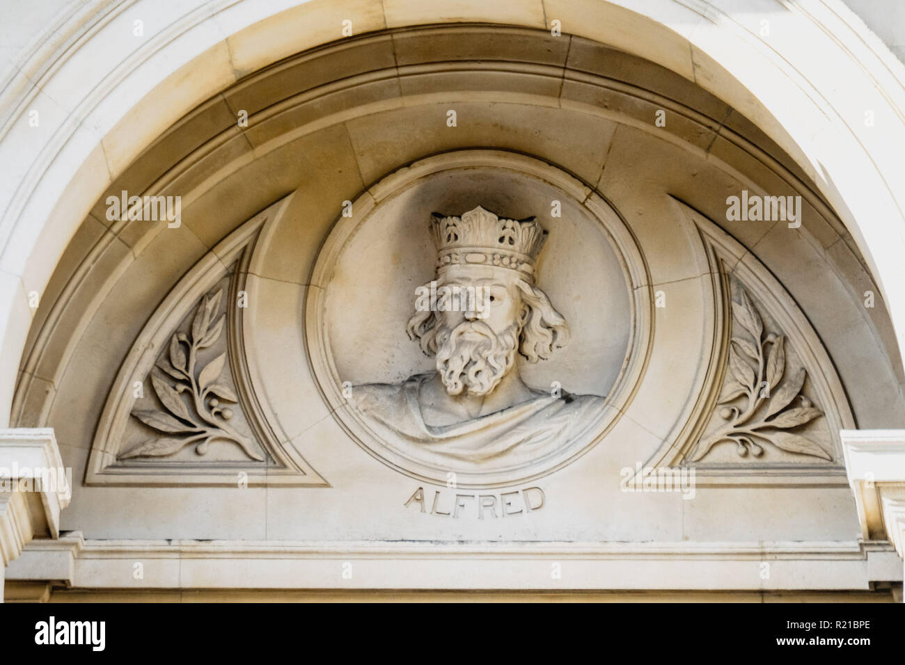 Decorazione busto di Alfred sulla Foreign & Commonwealth Office edificio di Whitehall, Londra Foto Stock