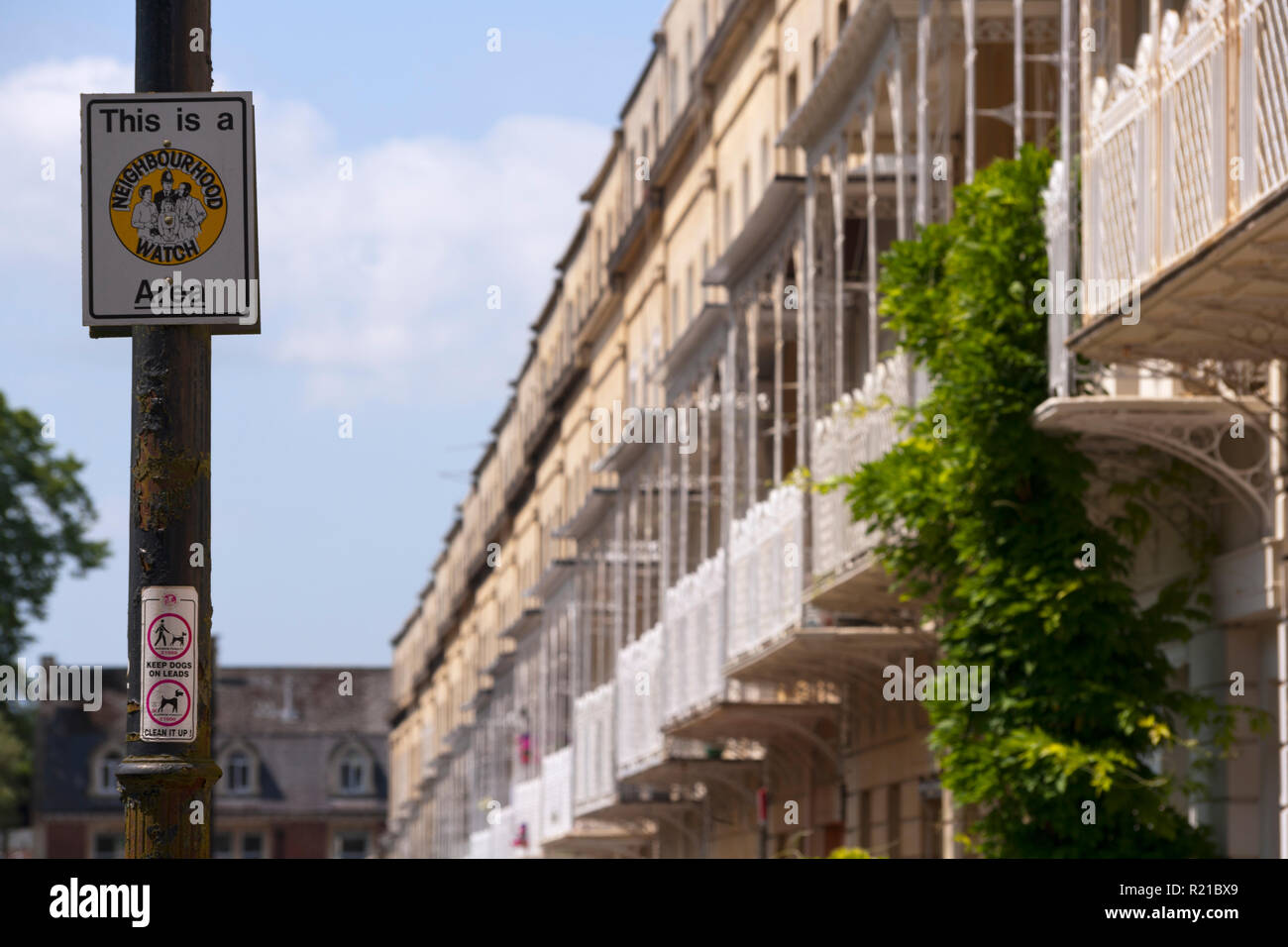 Bristol, Regno Unito - 5 Luglio 2013: Un Neighborhood Watch segno su una lampada posta nella zona di Clifton, a Bristol, Regno Unito Foto Stock