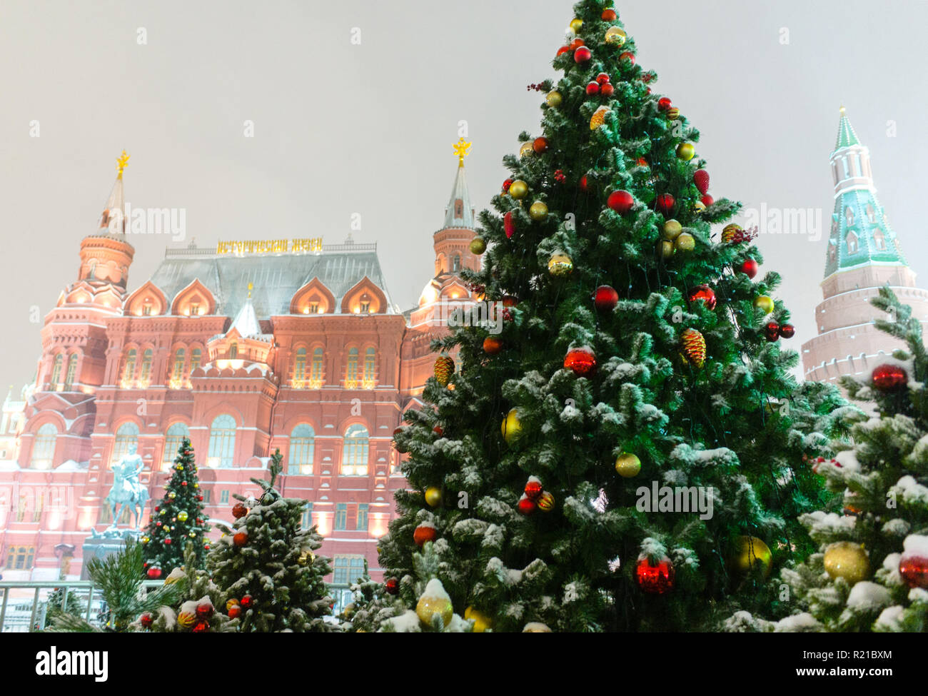 Alberi di Natale in Piazza Manezh di Mosca sullo sfondo del Museo Storico e il Cremlino Foto Stock