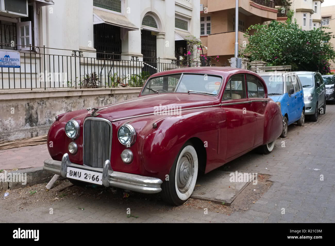 Un'auto Jaguar d'epoca, di proprietà di un ricco Parsee - i Parsees sono spesso collezionisti di auto in India -, parcheggiata in Garden Road, Colaba, Mumbai, India Foto Stock