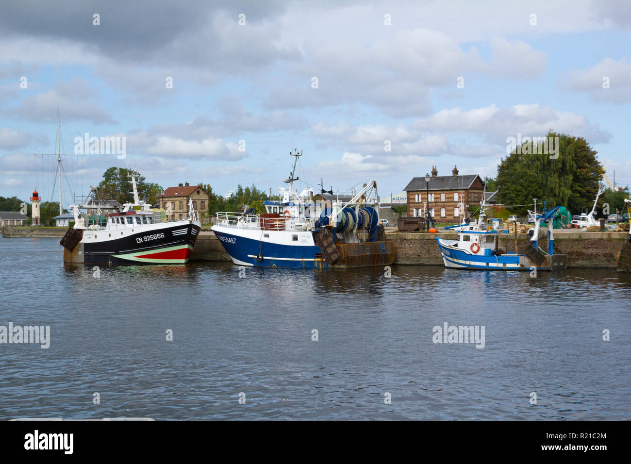 Honfleur, Normandia, Francia - 21 Settembre 2014: barche da pesca ormeggiate nel porto di Honfleur, Normandia, Francia. Foto Stock