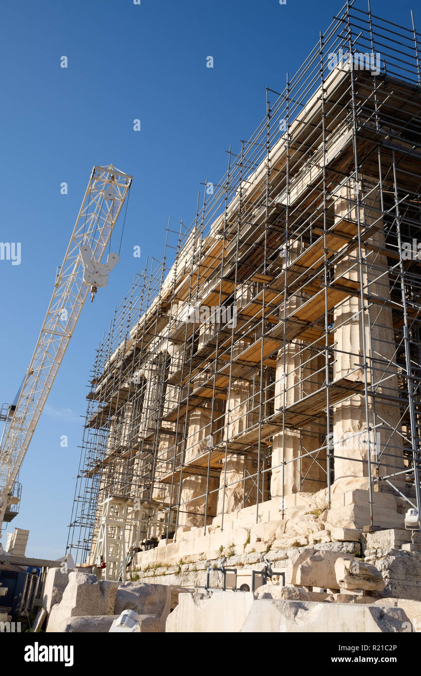 Il Partenone sotto un ponteggio come parte del corso di conservazione e restauro sforzi. Foto Stock