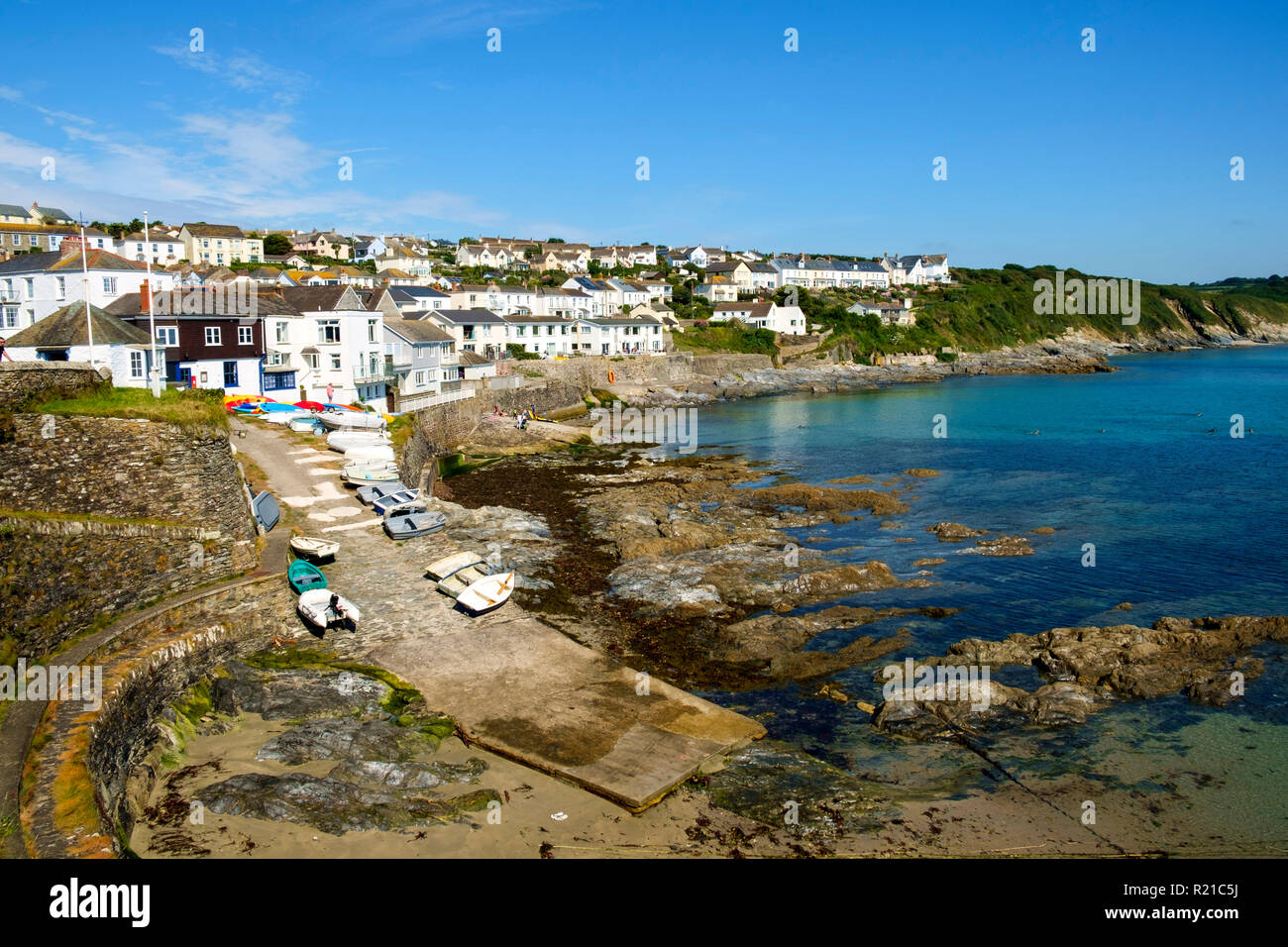 Portscatho, Regno Unito - 25 Luglio 2017: vista del porto e del litorale a Portscatho, Cornwall, Regno Unito su una bella mattina d'estate. Portscatho è una famiglia di famose località meta di vacanza. Foto Stock