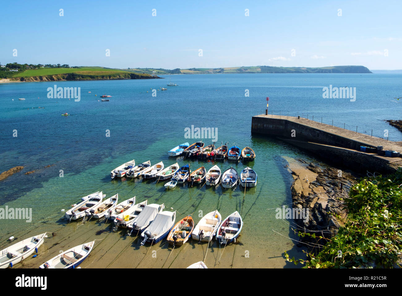 Portscatho, Regno Unito - 25 Luglio 2017: vista del porto e del litorale a Portscatho, Cornwall, Regno Unito su una bella mattina d'estate. Portscatho è una famiglia di famose località meta di vacanza. Foto Stock