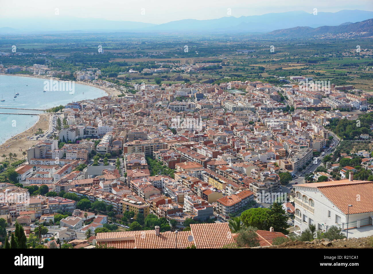 Vista aerea della città balneare di Roses sulla riva del mare Mediterraneo, spagna Costa Brava, Girona, Catalogna, Alt Emporda Foto Stock