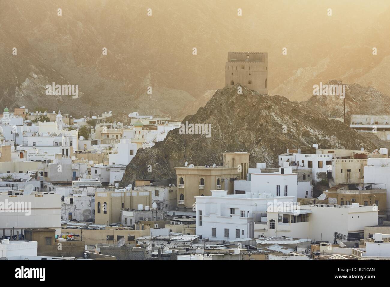 Paesaggio urbano in vista della città di Muscat al tramonto. Il capitale di Oman. Foto Stock