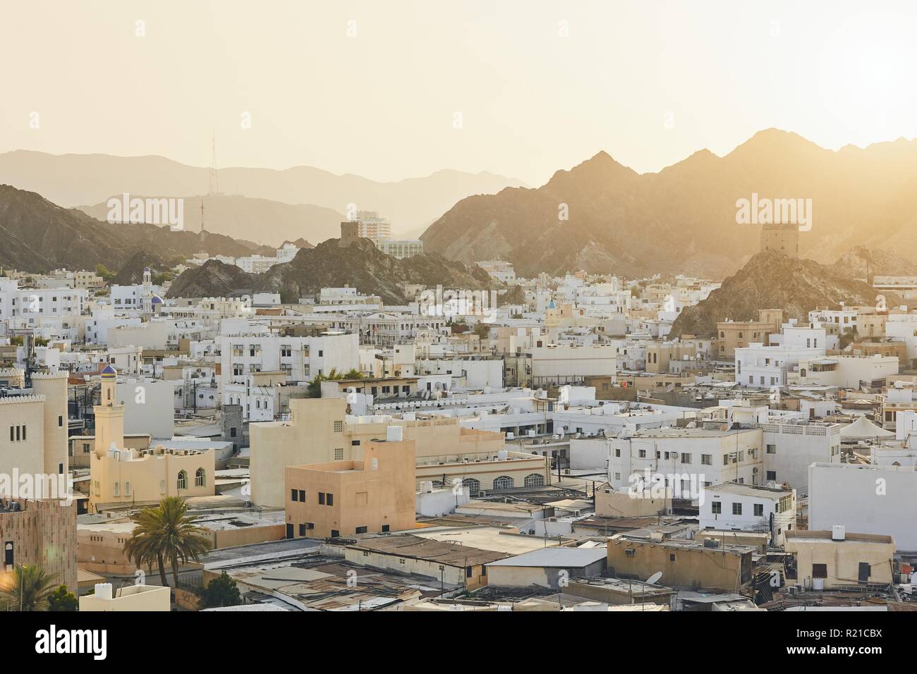 Paesaggio urbano in vista della città di Muscat al tramonto. Il capitale di Oman. Foto Stock