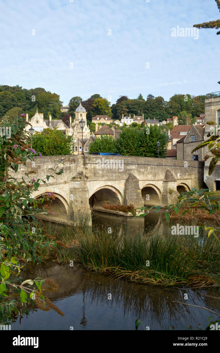 Il ben noto antico ponte sul fiume Avon in autunno sunshine, Bradford on Avon, Wiltshire, Regno Unito Foto Stock