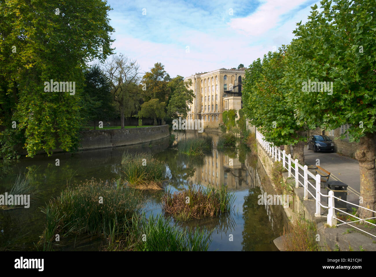 Architettura Industriale lungo il fiume Avon in autunno sunshine, Bradford on Avon, Wiltshire, Regno Unito Foto Stock