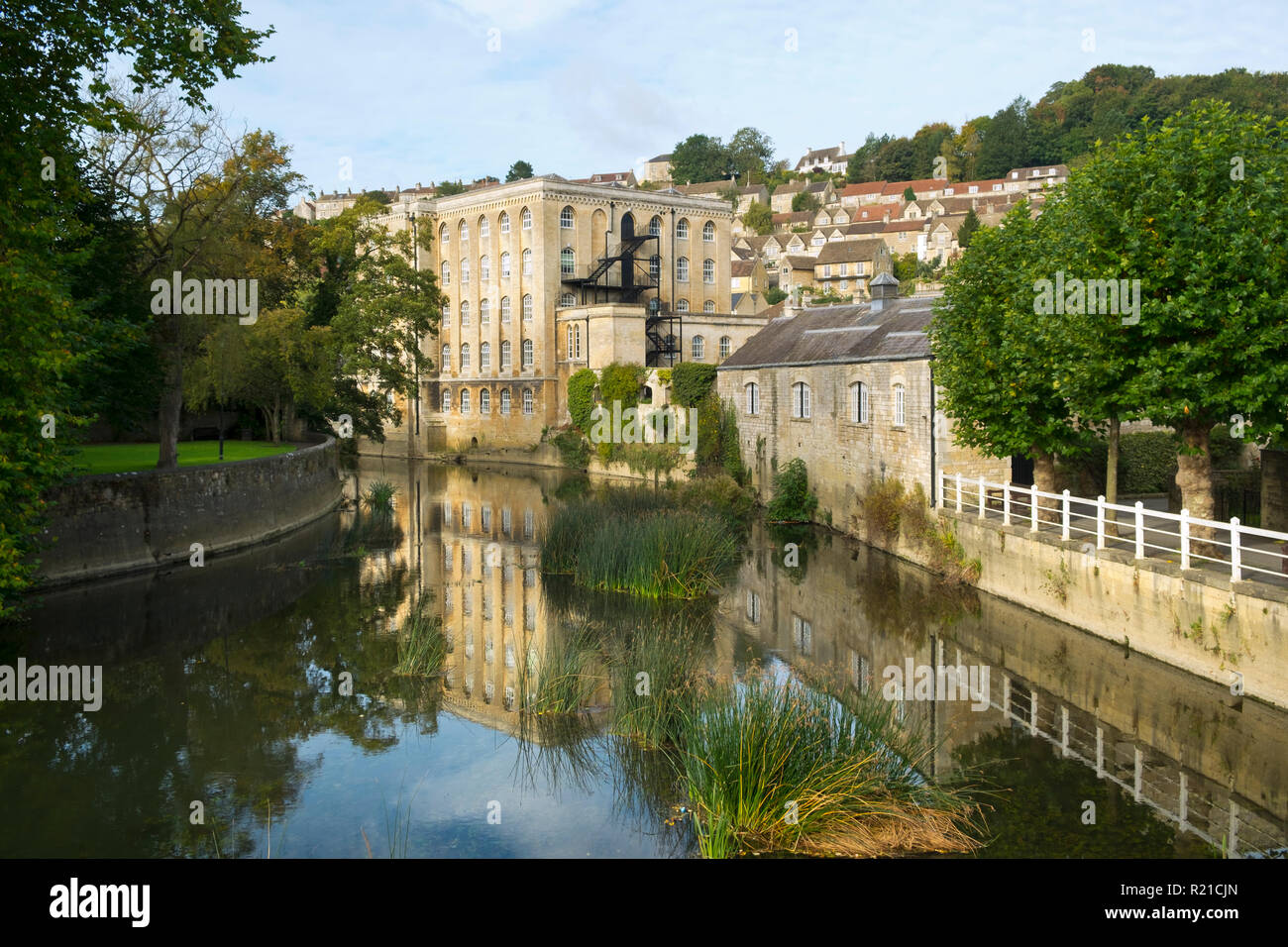 Pittoresche abitazioni a salire la collina sopra il fiume Avon in autunno sunshine, Bradford on Avon, Wiltshire, Regno Unito Foto Stock