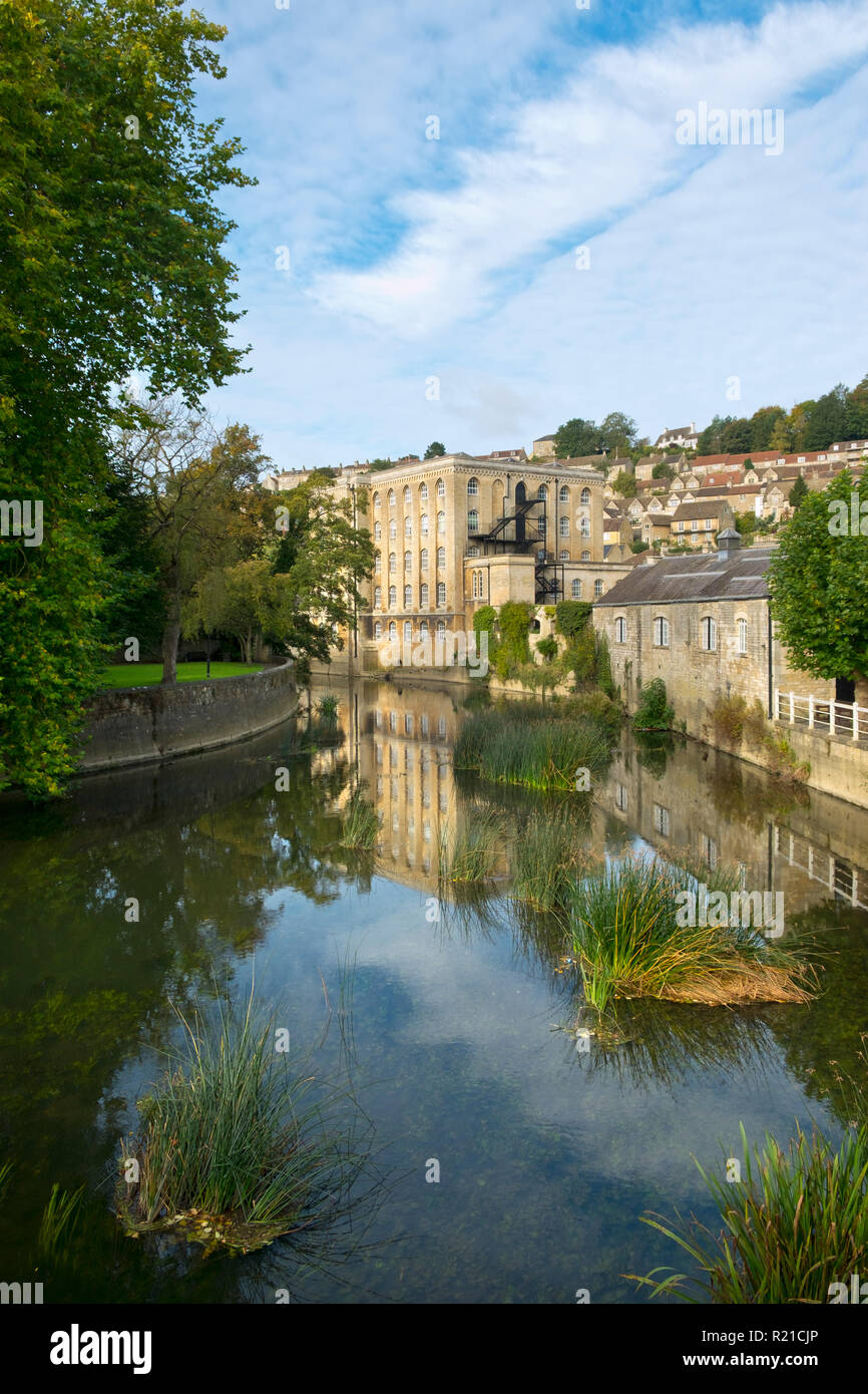 Pittoresche abitazioni a salire la collina sopra il fiume Avon in autunno sunshine, Bradford on Avon, Wiltshire, Regno Unito Foto Stock