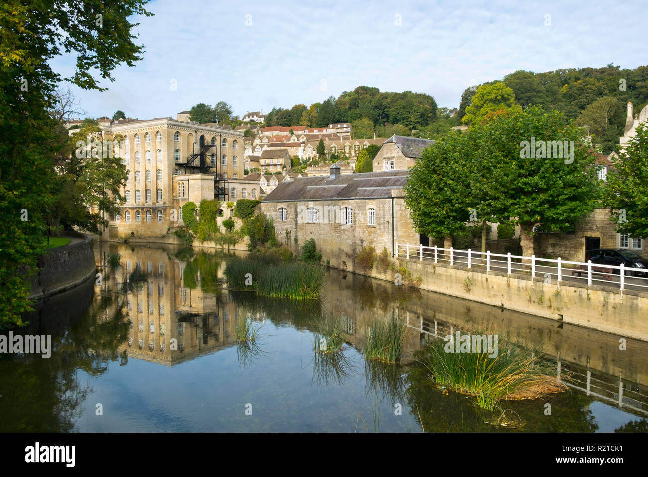 Pittoresche abitazioni a salire la collina sopra il fiume Avon in autunno sunshine, Bradford on Avon, Wiltshire, Regno Unito Foto Stock